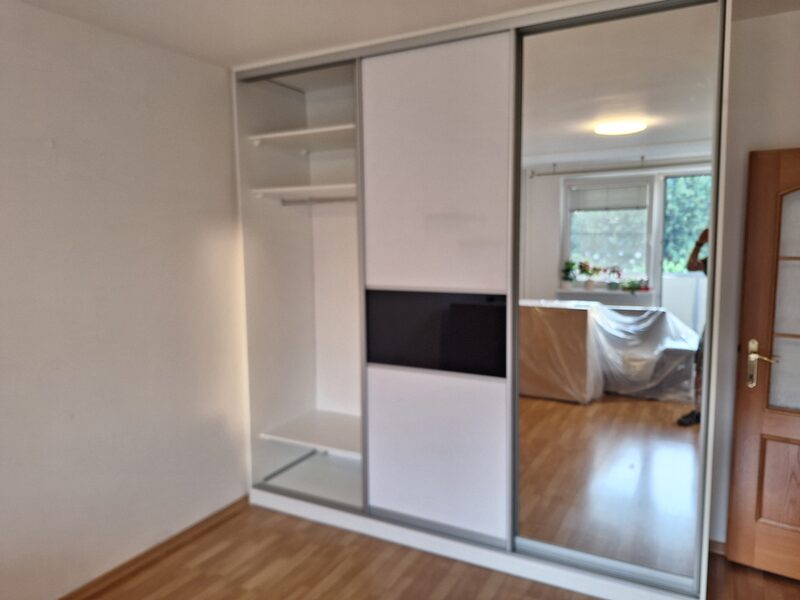 Posuvná skriňa so zrkadlom – záverečná realizácia