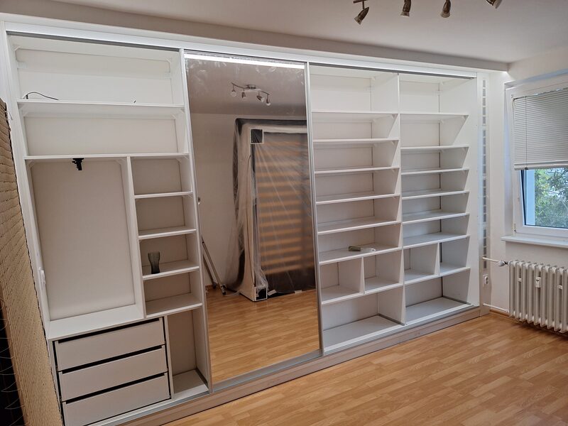 Posuvná skriňa – interiér s poličkami a tyčou