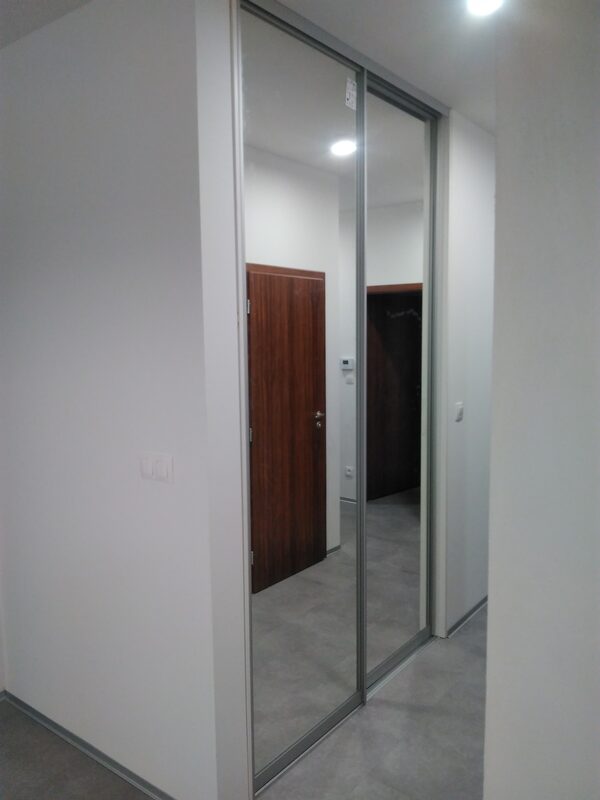 Predsieňová skriňa so zrkadlovými dverami – celkový pohľad