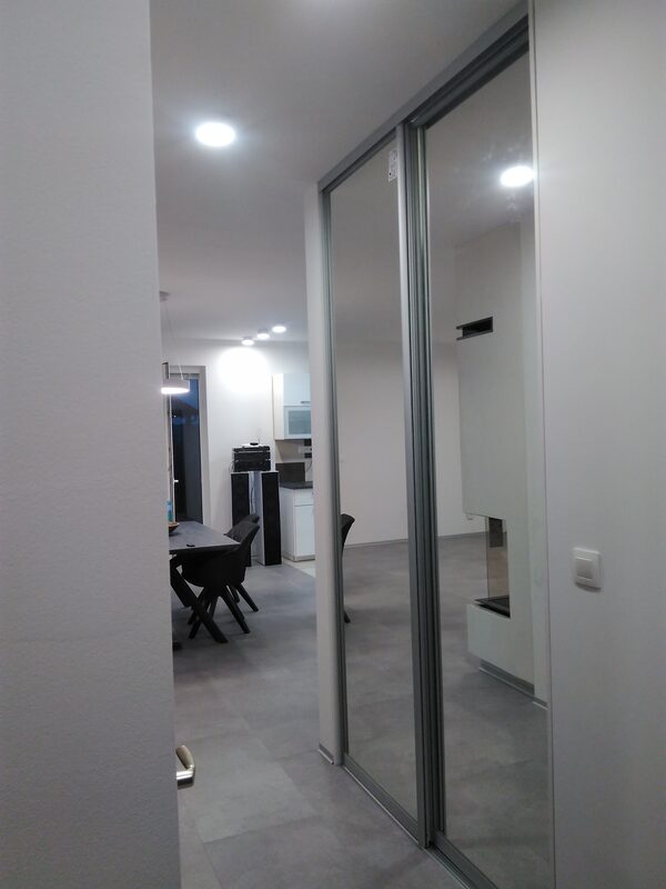 Predsieňová skriňa so zrkadlom – detailný záber