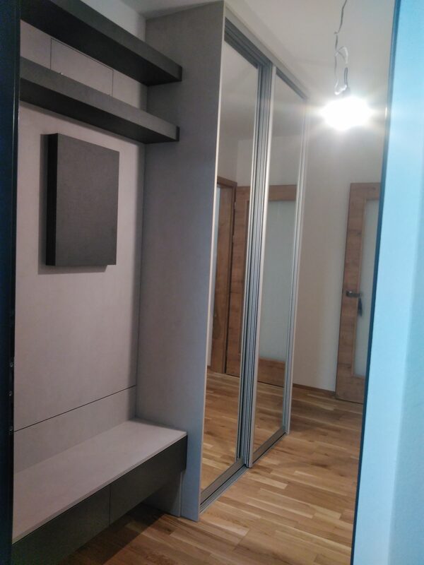 Predsieňová zostava – posuvná skriňa + lavica + polica