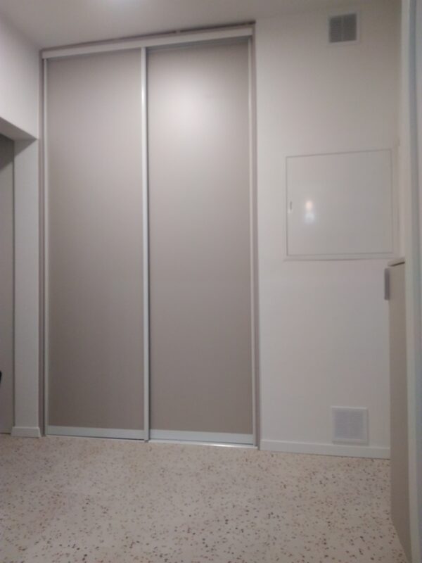 Béžová posuvná skriňa – celkový pohľad