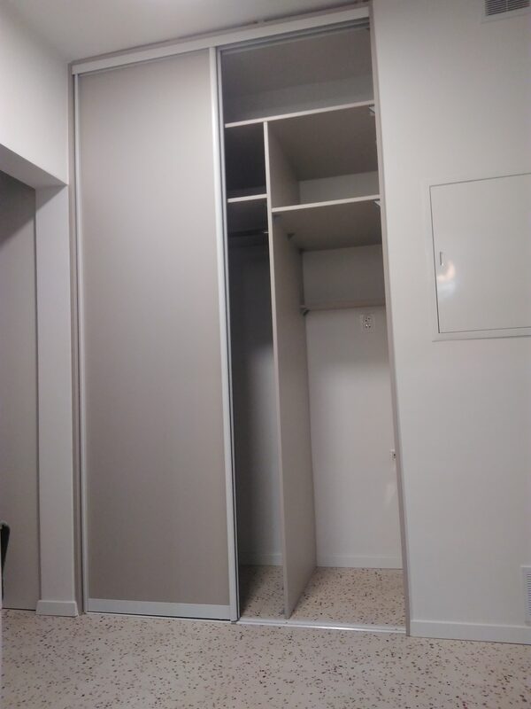 Béžová posuvná skriňa – koľajnicový systém