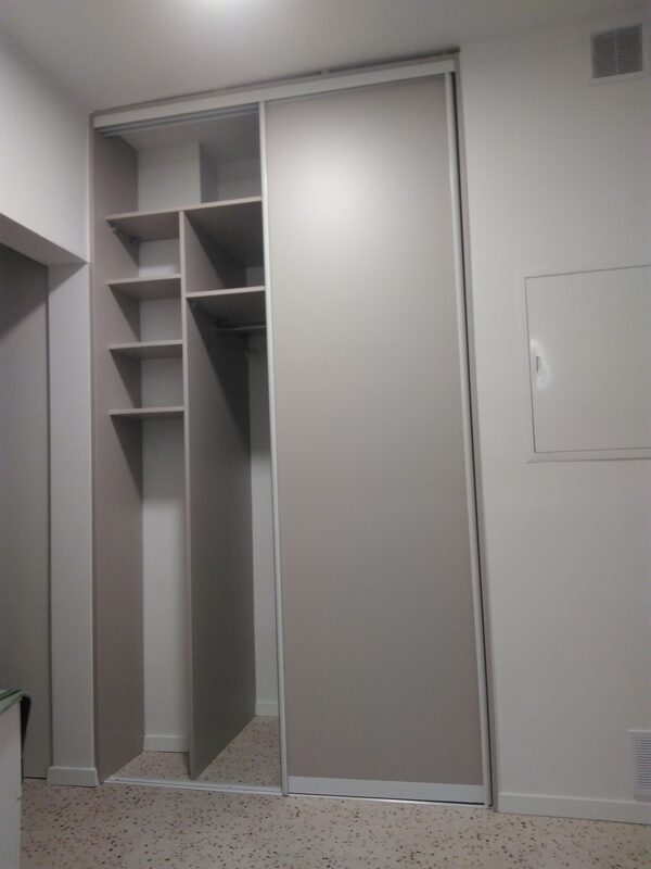 Béžová posuvná skriňa – detail dverí