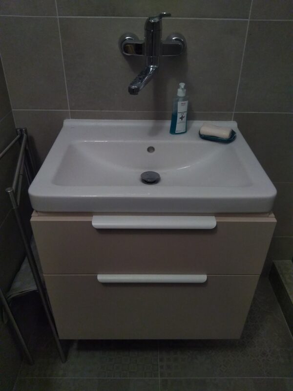 Béžová posuvná skriňa – rohový záber