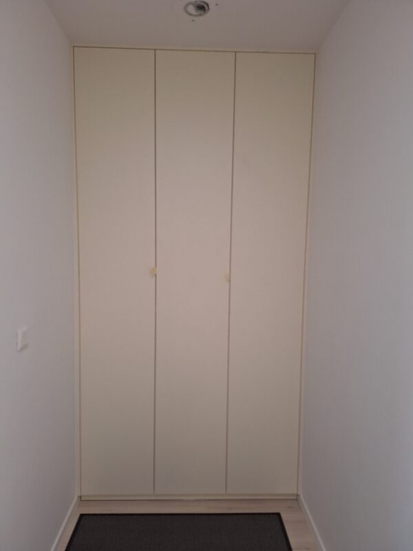 Béžová vstavaná skriňa – celkový pohľad