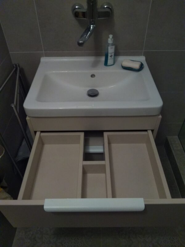 Béžová posuvná skriňa – pohľad z boku