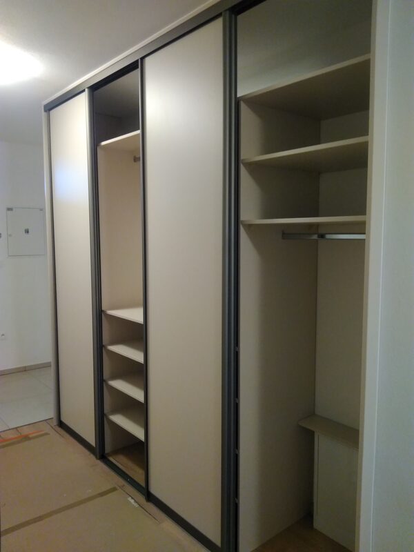 Posuvná skriňa – celkový pohľad, svetlý dekor