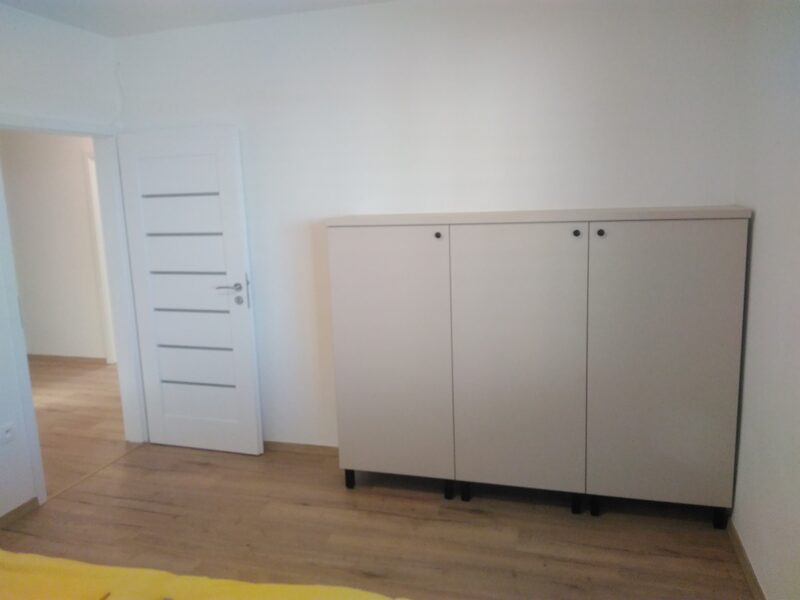 Samostatná skriňa – béžový laminát na nožičkách