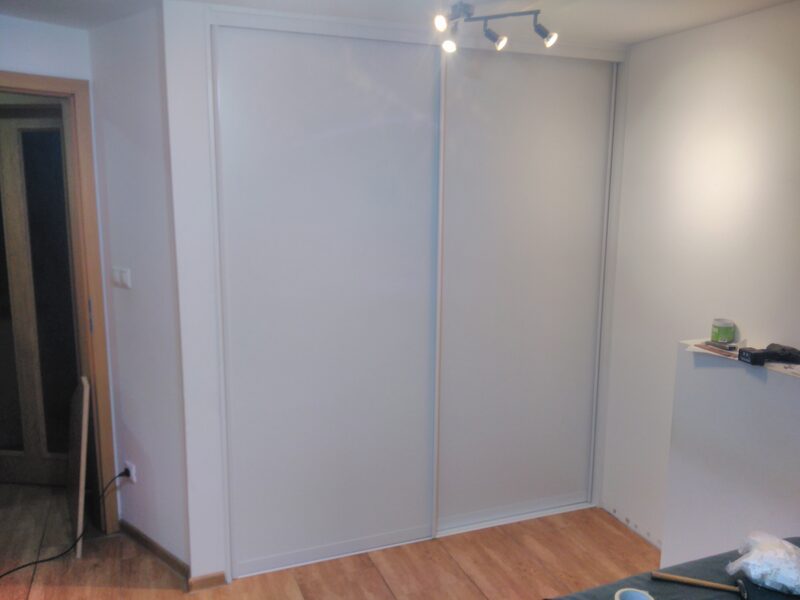 Vstavaná biela skriňa – celkový pohľad