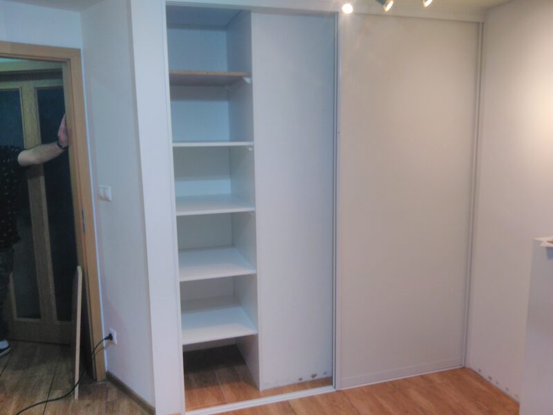 Vstavaná biela skriňa – detail posuvných dverí