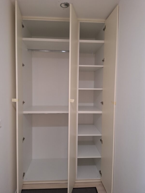 Béžová vstavaná skriňa – detail posuvných dverí