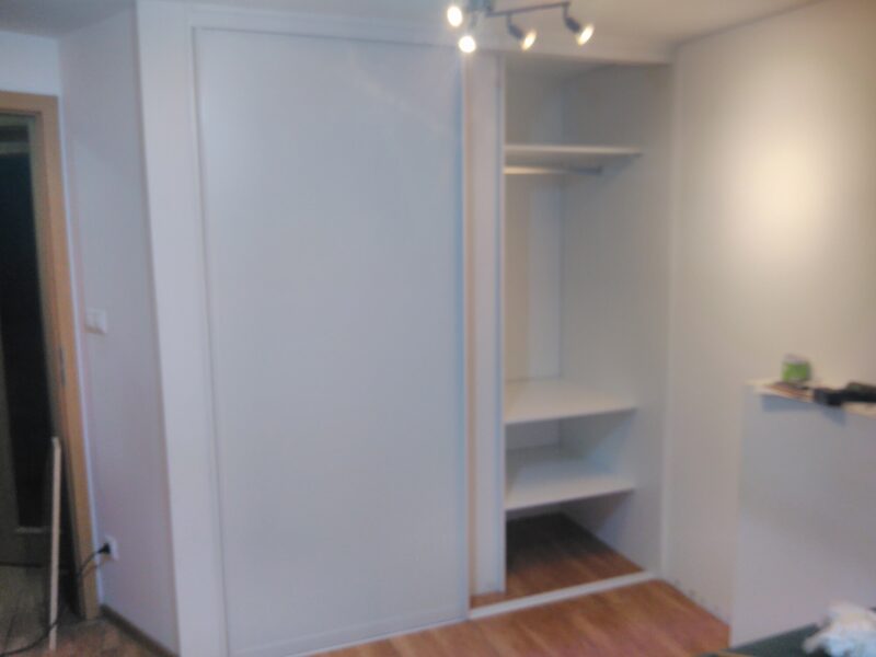 Vstavaná biela skriňa – záverečná realizácia