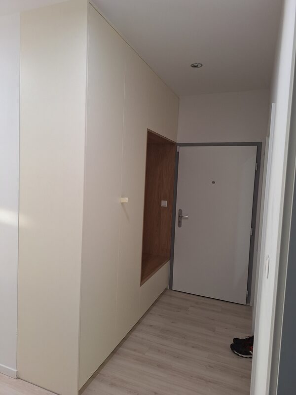 Béžová vstavaná skriňa – bokorys realizácie