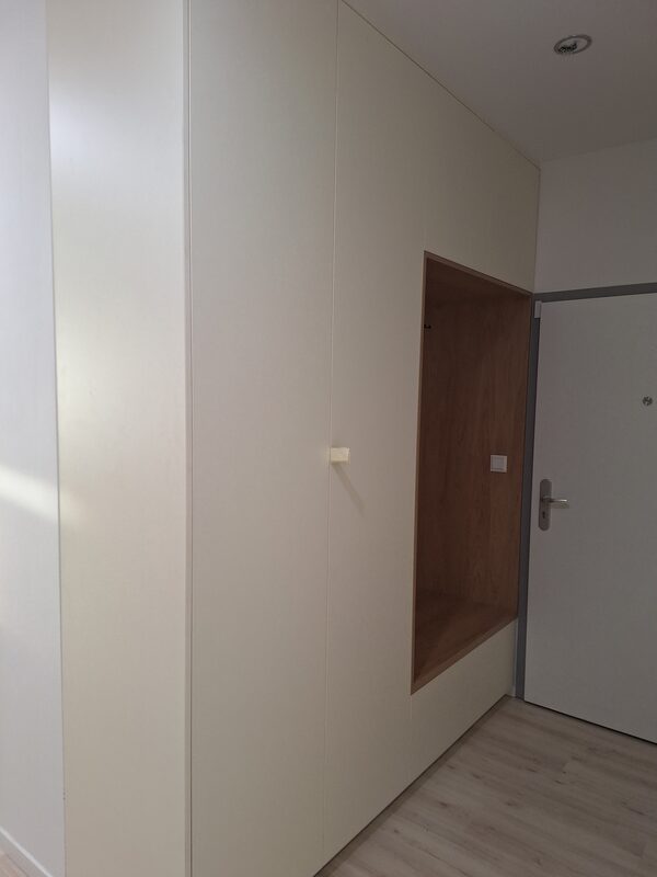 Béžová vstavaná skriňa – pohľad z chodby