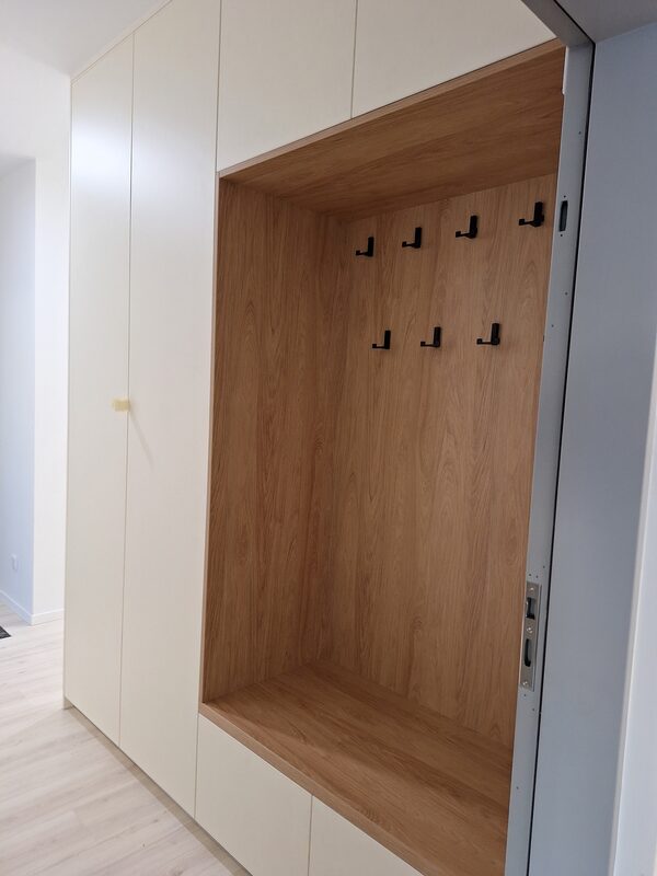 Béžová vstavaná skriňa – detail profilu a rukovätí