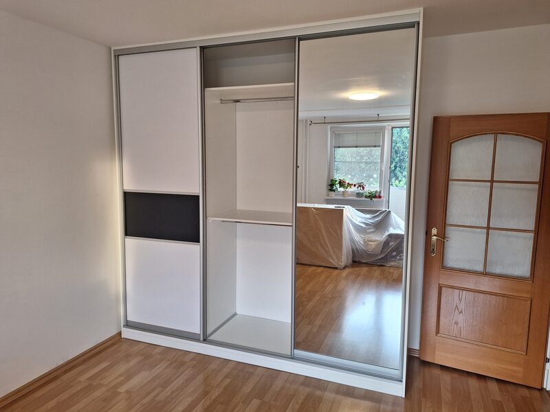 Posuvná skriňa so zrkadlovými dverami – celkový pohľad