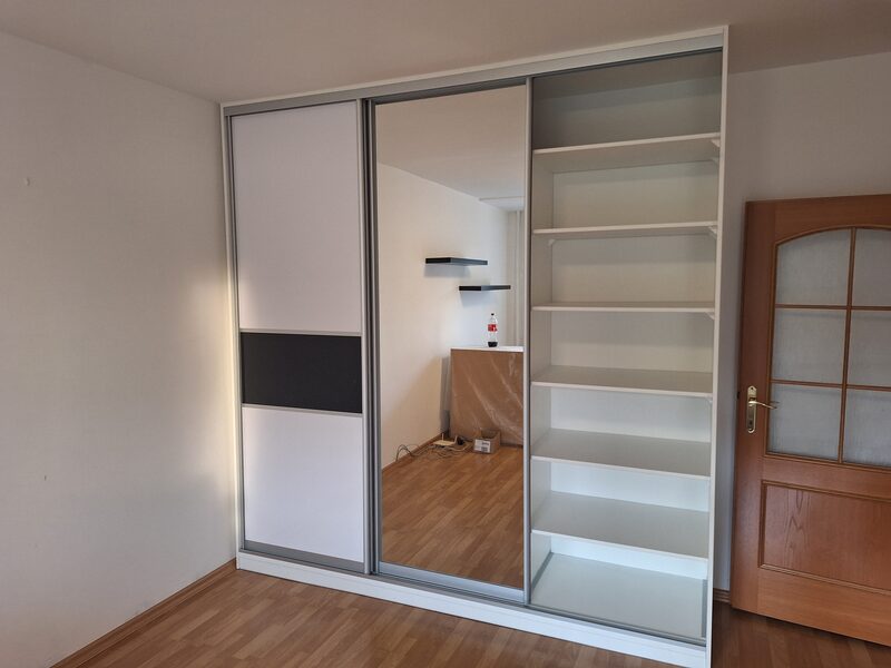 Posuvná skriňa so zrkadlom – detail koľajnice