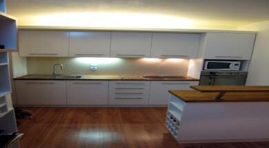 Kuchynská linka s horným podsvietením