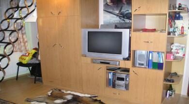 TV stena s otvorenými poličkami