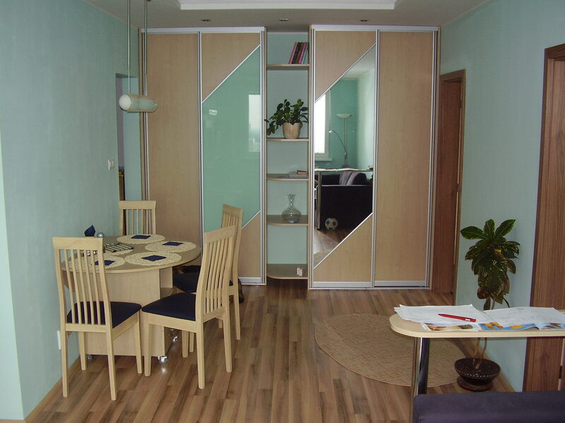 Vstavaná skriňa s kombináciou materiálov