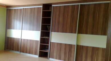 Vstavaná skriňa s posuvnými dverami