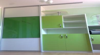 Vstavaná skriňa s otvorenými poličkami