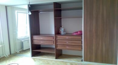 Vstavaná skriňa s členitými dverami